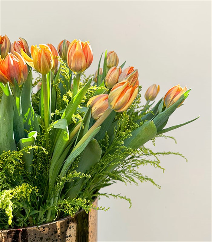 50 Turuncu Lale Grand Deluxe Bakır Eskitme Vazo Aranjman