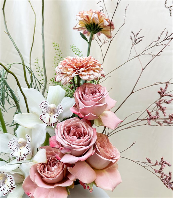 Roses of Antoinette Seramik Vazoda Cappucino Gül Aranjmanı