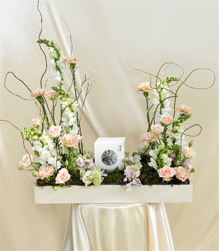 Serenade of Flowers Mumlu Grand Deluxe Deri Kutu Çiçek Aranjmanı