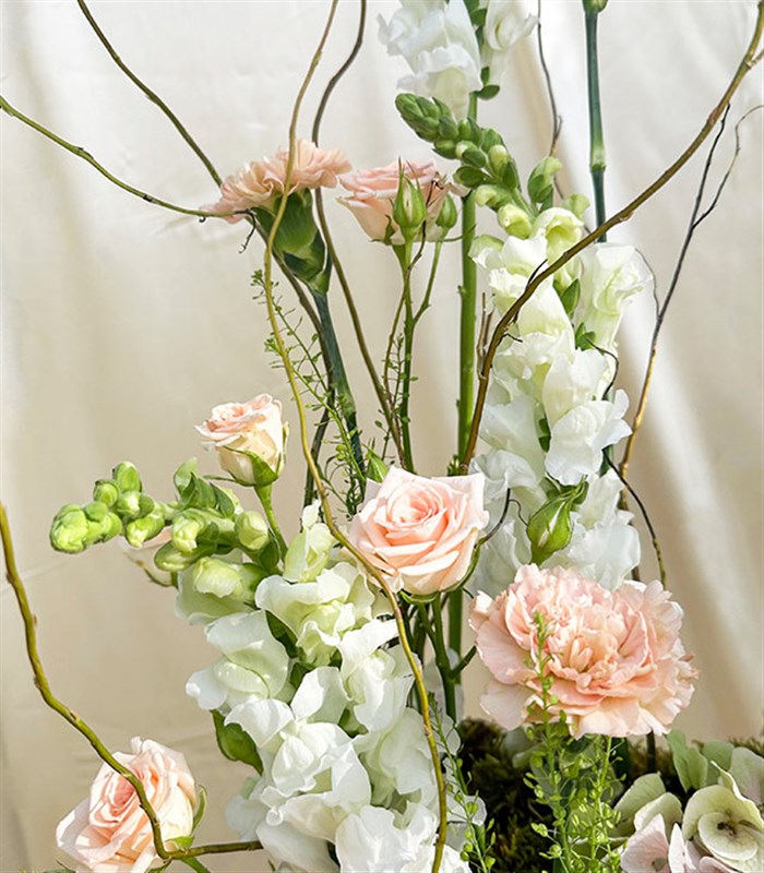 Serenade of Flowers Mumlu Grand Deluxe Deri Kutu Çiçek Aranjmanı