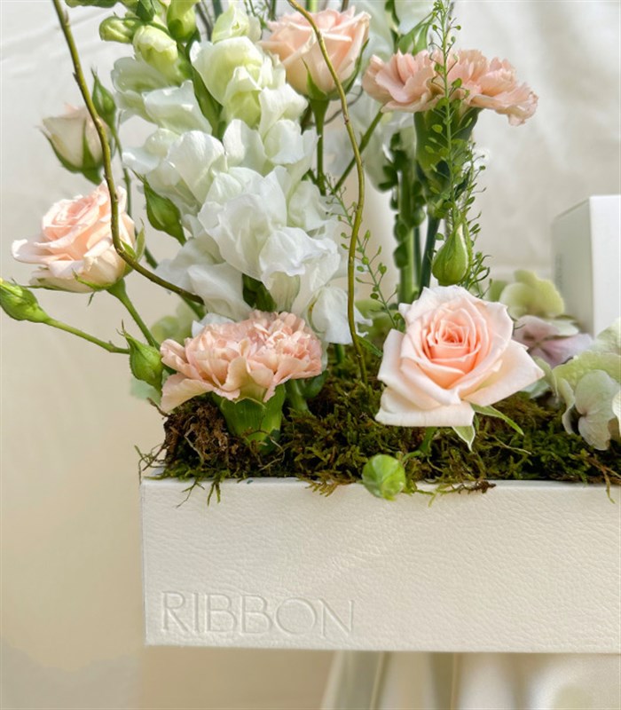 Serenade of Flowers Mumlu Grand Deluxe Deri Kutu Çiçek Aranjmanı