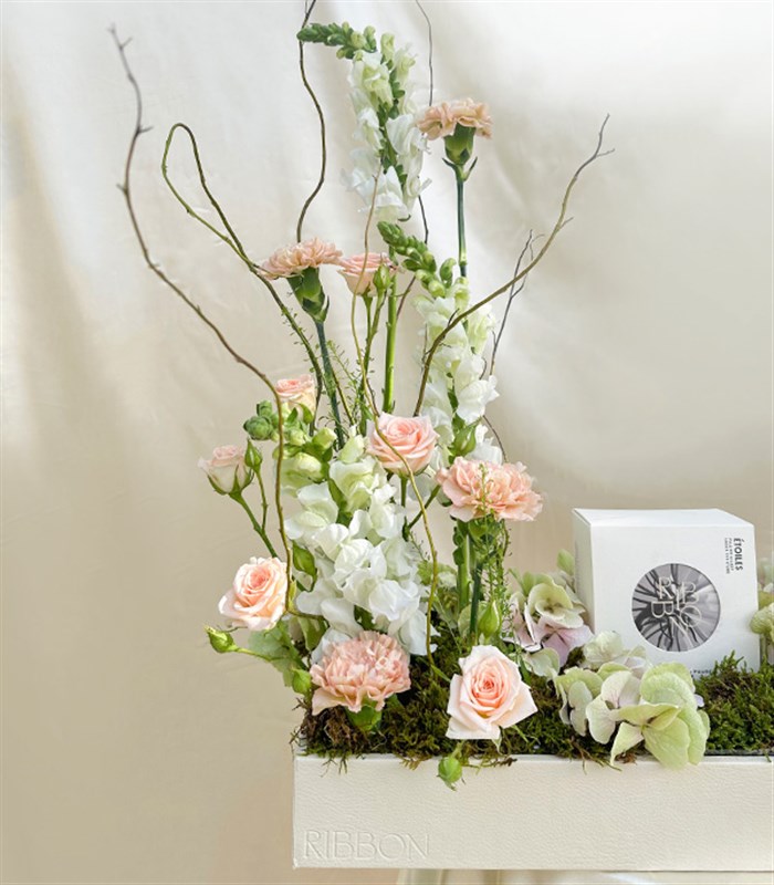 Serenade of Flowers Mumlu Grand Deluxe Deri Kutu Çiçek Aranjmanı