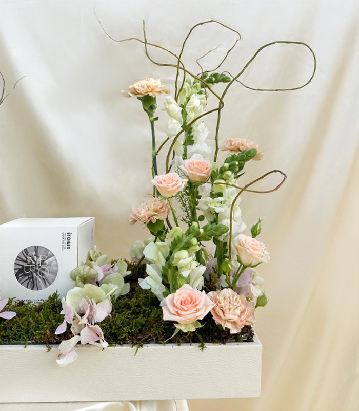 Serenade of Flowers Mumlu Grand Deluxe Deri Kutu Çiçek Aranjmanı