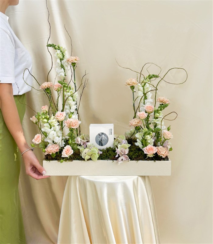 Serenade of Flowers Mumlu Grand Deluxe Deri Kutu Çiçek Aranjmanı