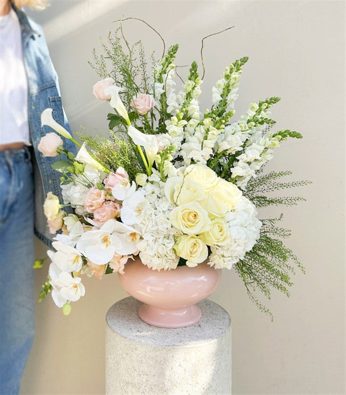 Voyage Pudra Seramik Vazoda Beyaz Gül Ortanca Grand Deluxe Aranjman