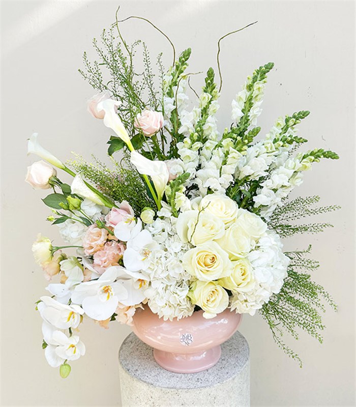 Voyage Pudra Seramik Vazoda Beyaz Gül Ortanca Grand Deluxe Aranjman