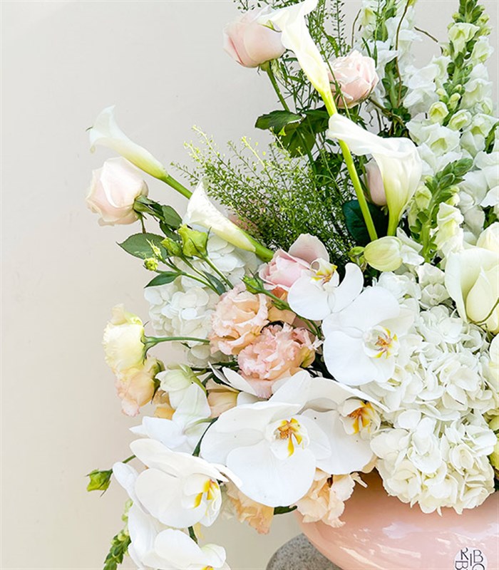 Voyage Pudra Seramik Vazoda Beyaz Gül Ortanca Grand Deluxe Aranjman