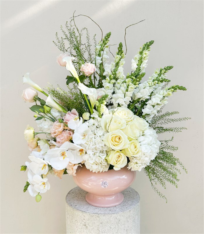 Voyage Pudra Seramik Vazoda Beyaz Gül Ortanca Grand Deluxe Aranjman