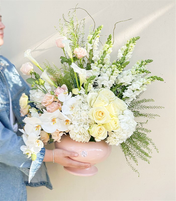 Voyage Pudra Seramik Vazoda Beyaz Gül Ortanca Grand Deluxe Aranjman