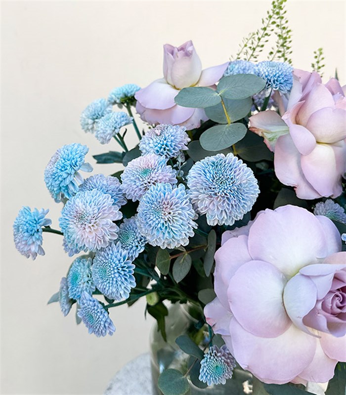 Emanuela Cam Vazoda Lila Gül Unicorn Krizantem Aranjmanı