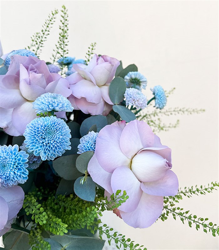 Emanuela Cam Vazoda Lila Gül Unicorn Krizantem Aranjmanı