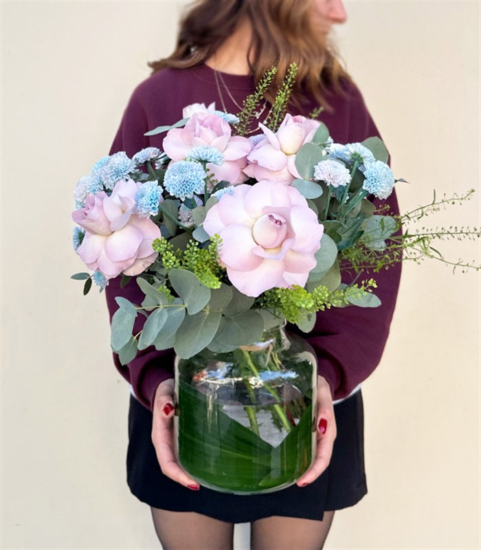 Emanuela Cam Vazoda Lila Gül Unicorn Krizantem Aranjmanı