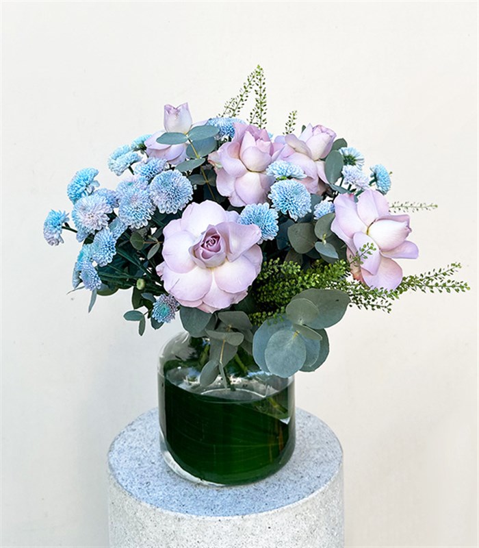 Emanuela Cam Vazoda Lila Gül Unicorn Krizantem Aranjmanı