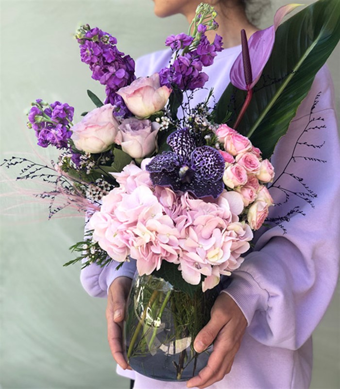 Cam Vazoda Pembe Ortanca Mor Antoryum Lila Gül Aranjman