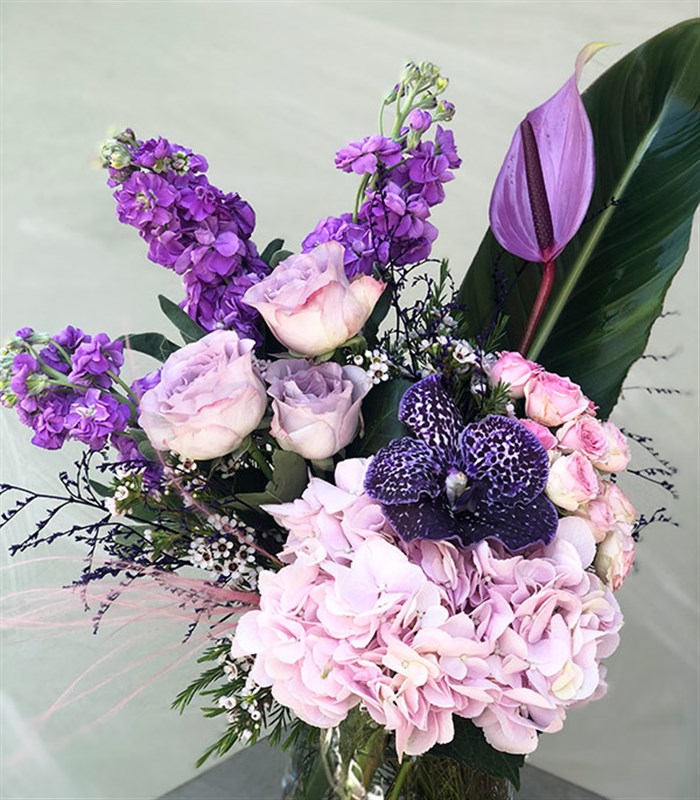 Cam Vazoda Pembe Ortanca Mor Antoryum Lila Gül Aranjman