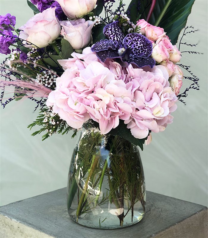 Cam Vazoda Pembe Ortanca Mor Antoryum Lila Gül Aranjman