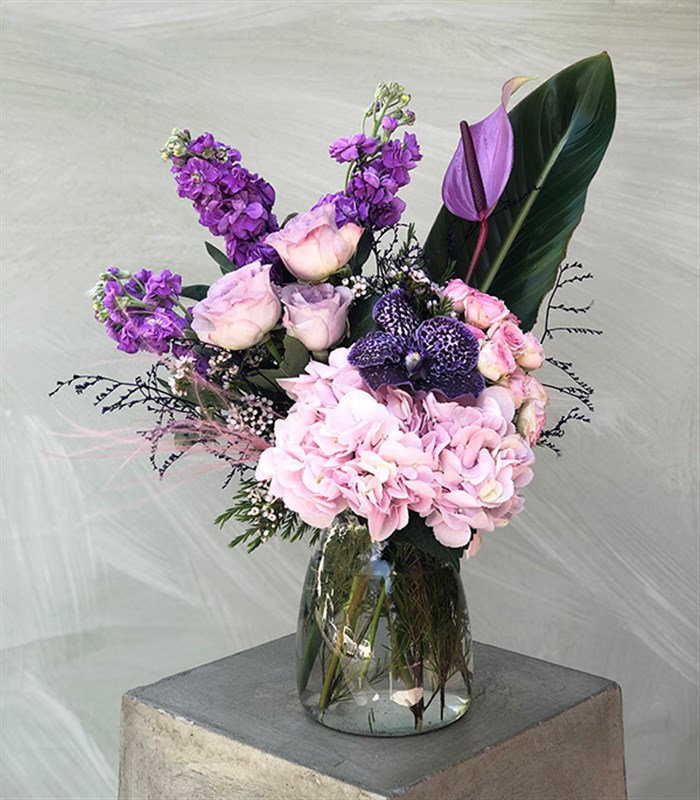 Cam Vazoda Pembe Ortanca Mor Antoryum Lila Gül Aranjman