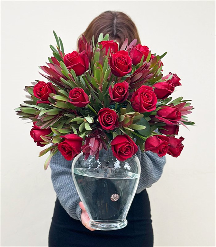 Love Language Deluxe Panoramik 25 Kırmızı Gül Conebushes Aranjmanı