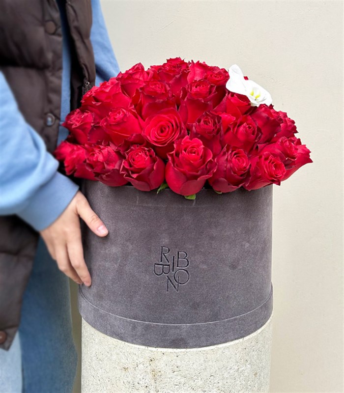 Rosalie Gri Grand Kutuda 51 Kırmızı Güller