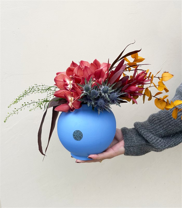 Milena Mavi Seramik Vazoda Turuncu Cymbidium Orkide Conebushes Aranjmanı