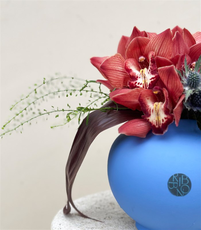 Milena Mavi Seramik Vazoda Turuncu Cymbidium Orkide Conebushes Aranjmanı