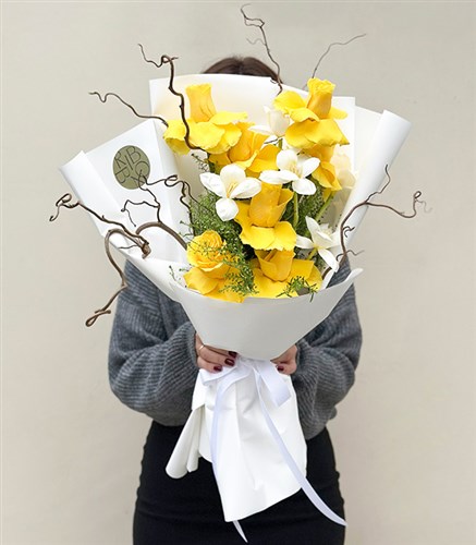 Antonella 7 Yellow Roses White Tulip Bouquet