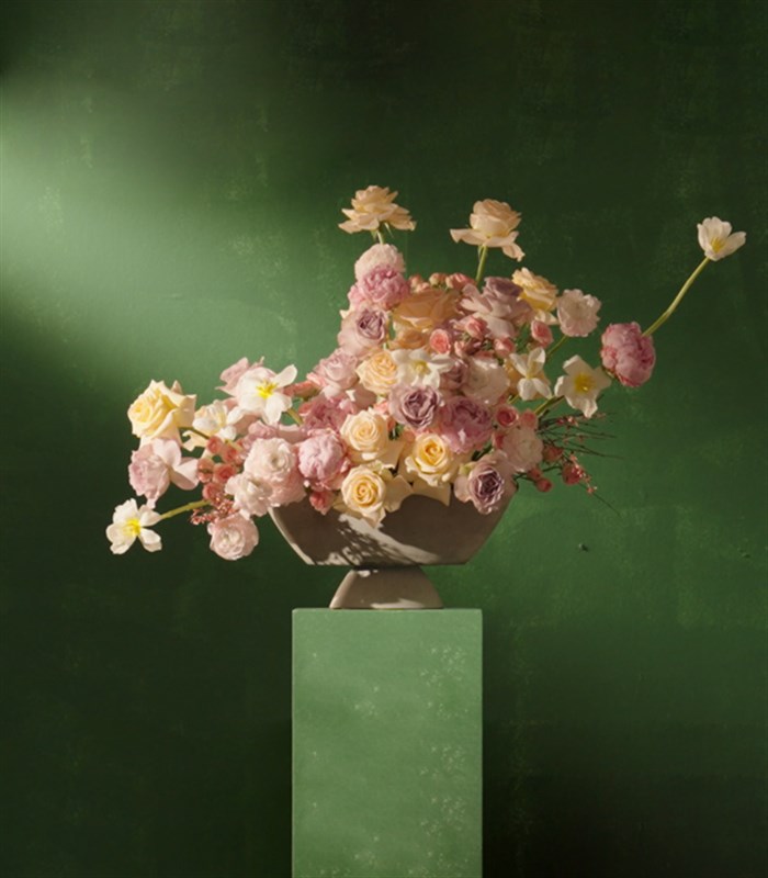 Floraison Taş Vazoda Pembe Şakayık Kayısı Güller Aranjman