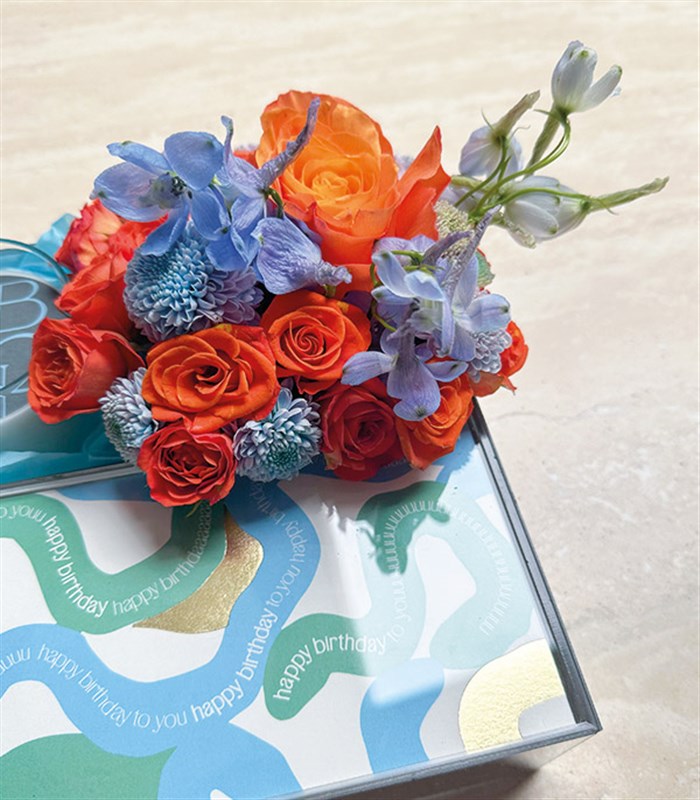 Happy Birthday Turuncu Mavi Çiçekler Mum Çikolata Hediye Kutusu