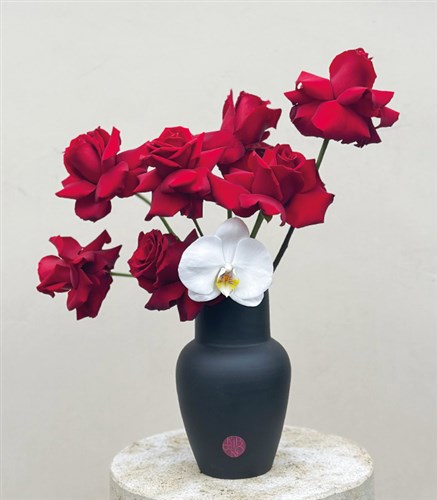 Loving Heart Black Ceramic Vase Red Rose Arrangement