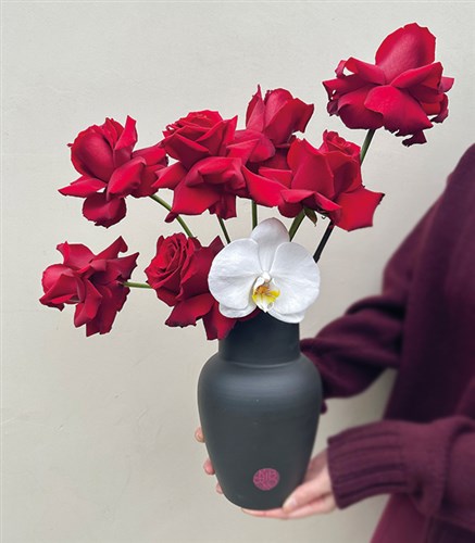 Loving Heart Black Ceramic Vase Red Rose Arrangement
