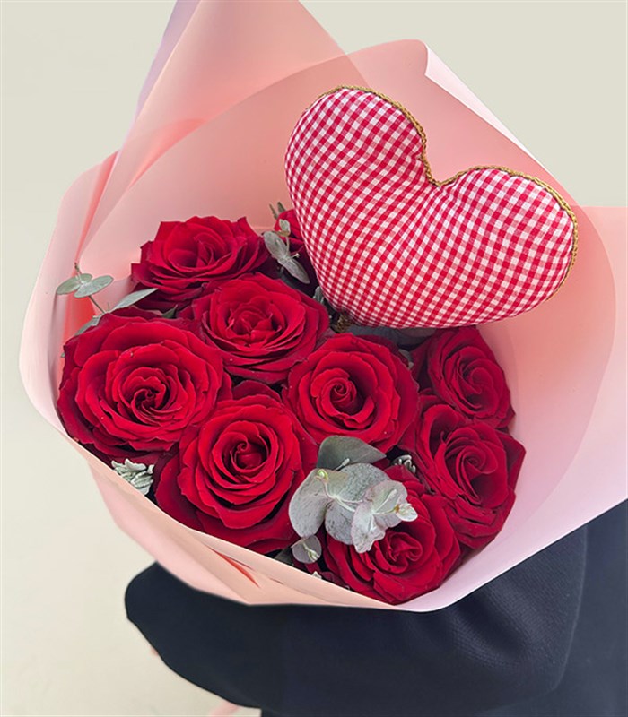 Kalp Figürlü 9 Kırmızı Gül Buketi