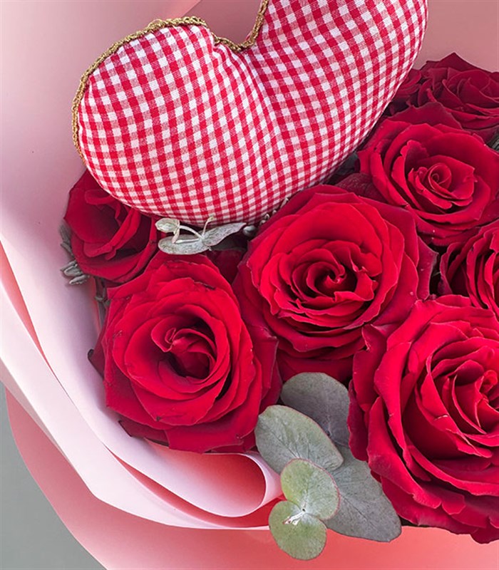 Kalp Figürlü 9 Kırmızı Gül Buketi