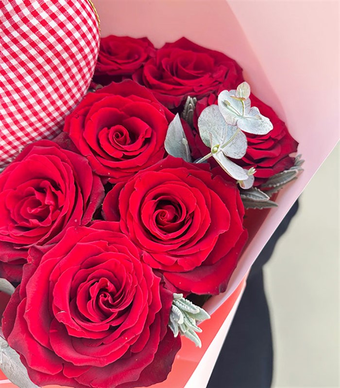 Kalp Figürlü 9 Kırmızı Gül Buketi