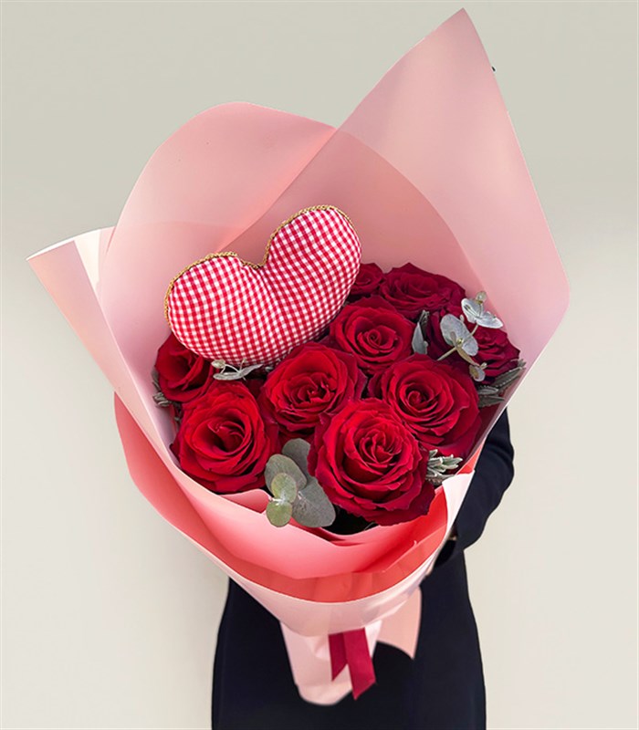 Kalp Figürlü 9 Kırmızı Gül Buketi