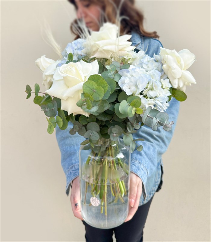 Thais Cam Vazoda Mavi Ortanca Beyaz Güller Aranjmanı