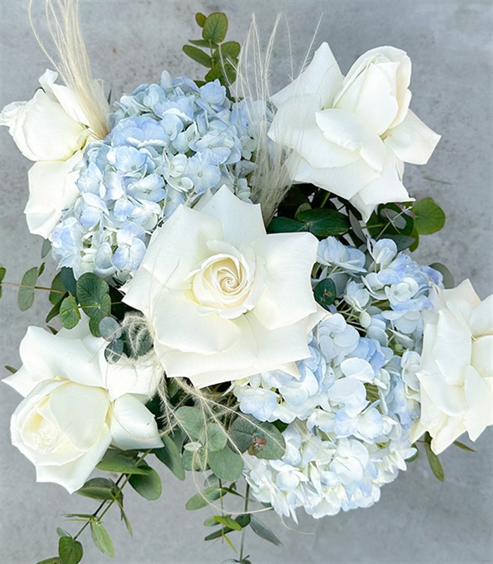 Thais Cam Vazoda Mavi Ortanca Beyaz Güller Aranjmanı