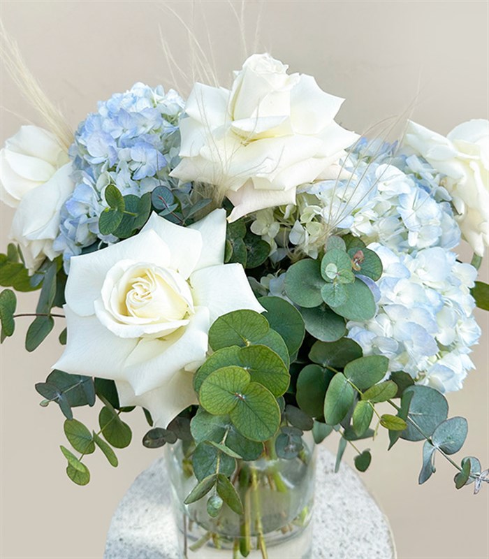 Thais Cam Vazoda Mavi Ortanca Beyaz Güller Aranjmanı