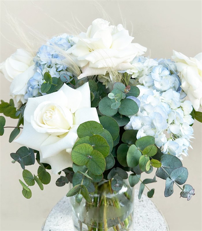 Thais Cam Vazoda Mavi Ortanca Beyaz Güller Aranjmanı