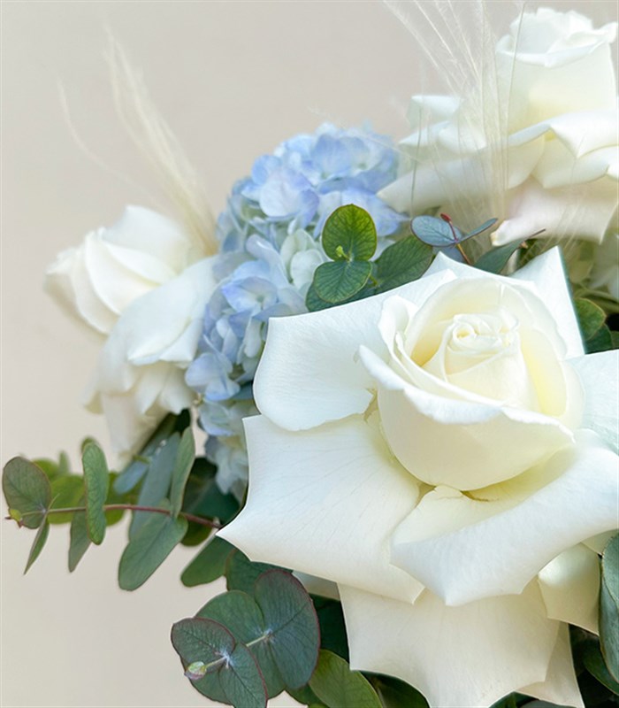 Thais Cam Vazoda Mavi Ortanca Beyaz Güller Aranjmanı