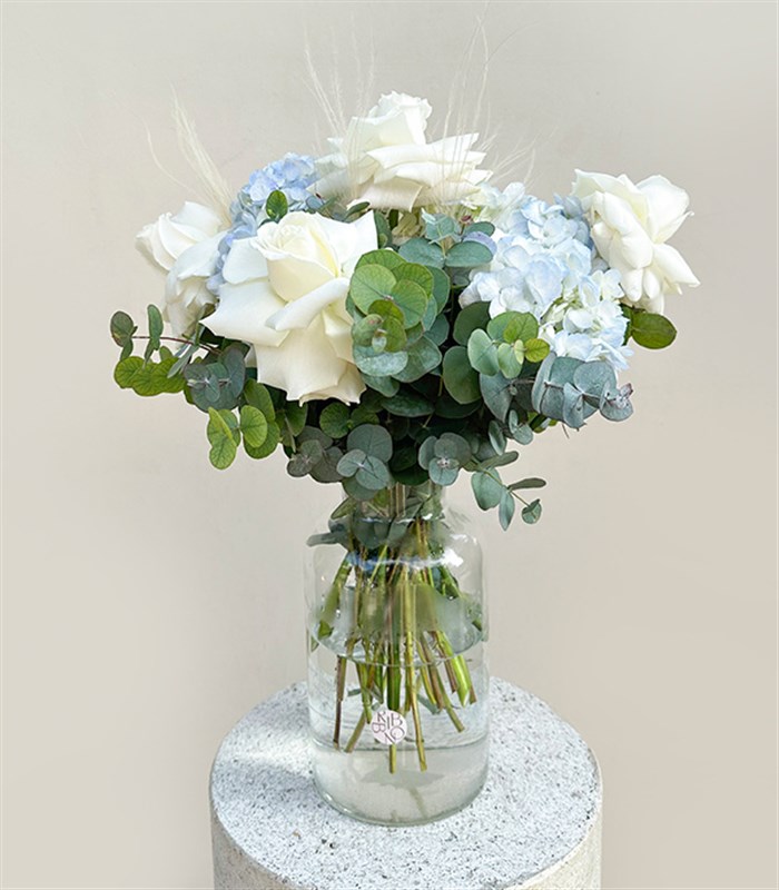 Thais Cam Vazoda Mavi Ortanca Beyaz Güller Aranjmanı