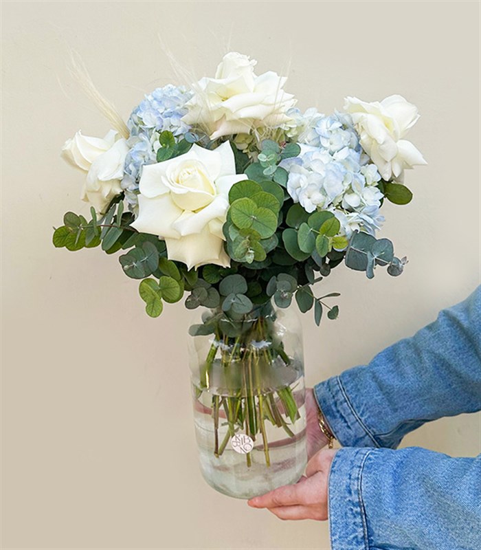 Thais Cam Vazoda Mavi Ortanca Beyaz Güller Aranjmanı