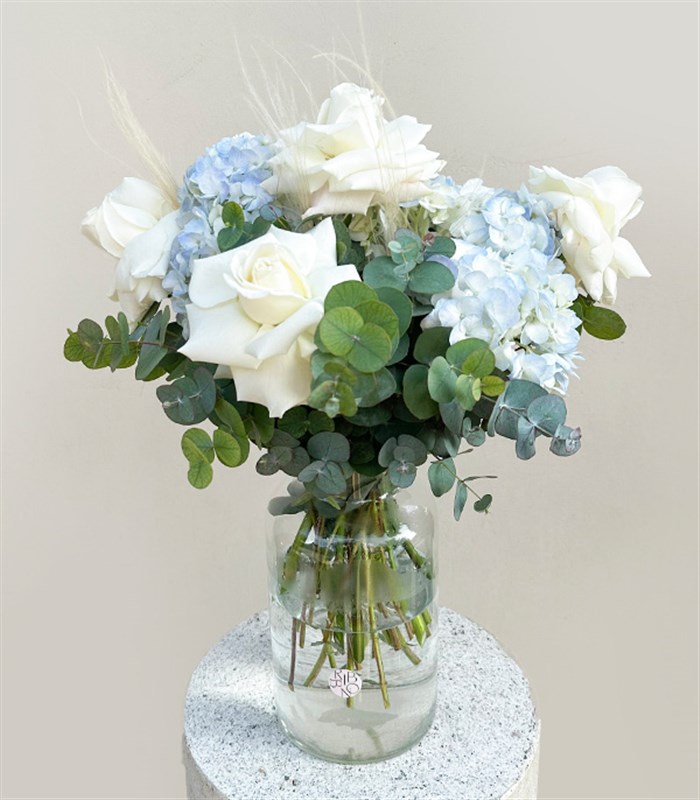 Thais Cam Vazoda Mavi Ortanca Beyaz Güller Aranjmanı