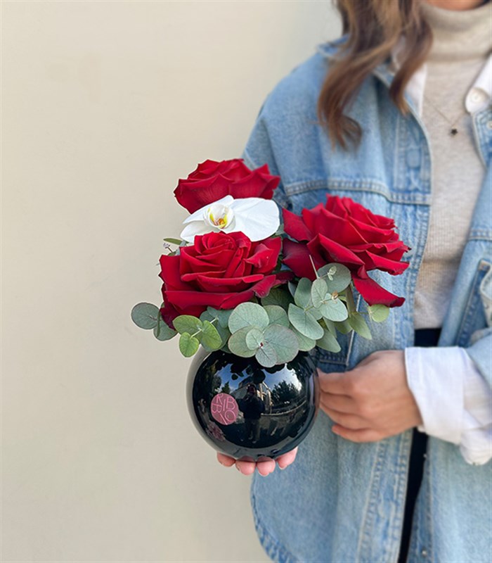 Grace Mini Siyah Vazoda Kırmızı Gül Orkide