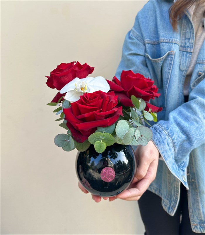 Grace Mini Siyah Vazoda Kırmızı Gül Orkide