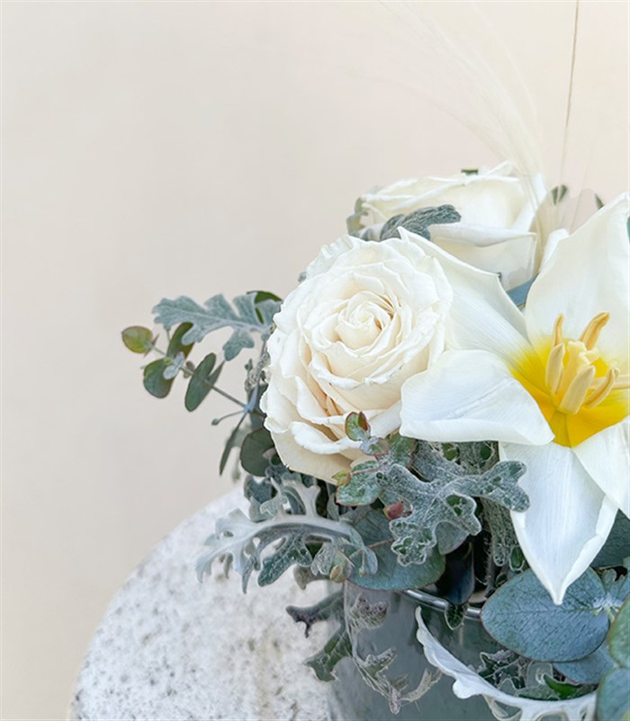 Ivory Mini Vazoda Beyaz Lale Gül Aranjmanı