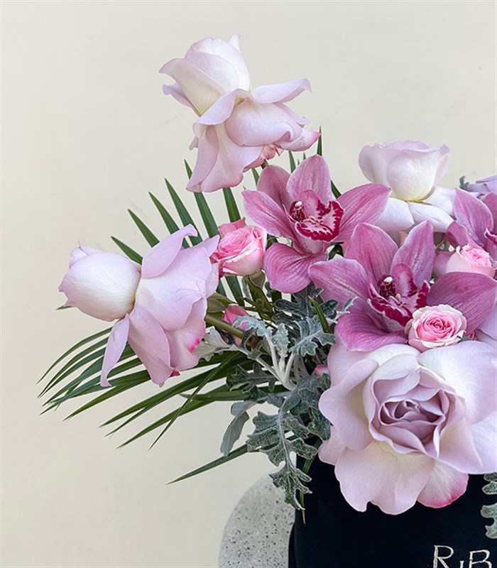Lily Siyah Kadife Kutu Lila Güller Cymbidium Orkide Aranjmanı