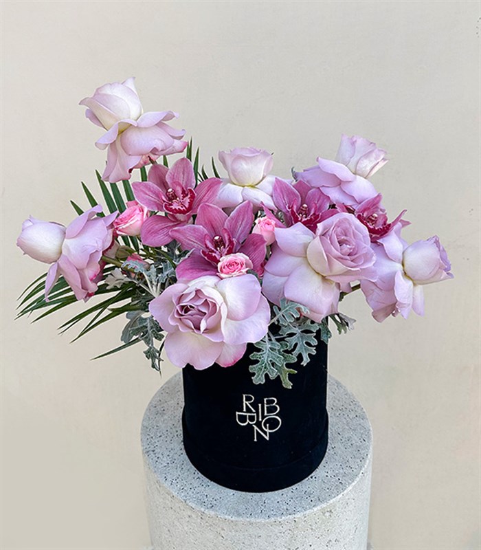 Lily Siyah Kadife Kutu Lila Güller Cymbidium Orkide Aranjmanı