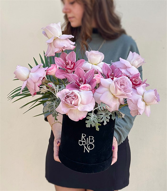 Lily Siyah Kadife Kutu Lila Güller Cymbidium Orkide Aranjmanı