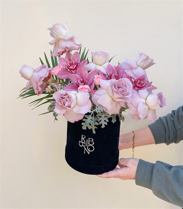 Lily Siyah Kadife Kutu Lila Güller Cymbidium Orkide Aranjmanı