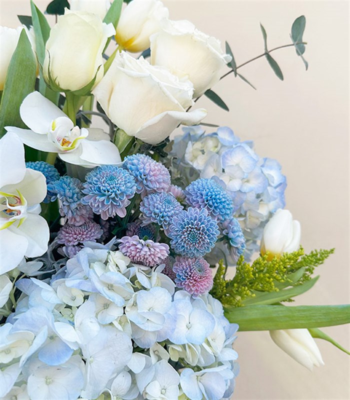 Frost Gri Kutuda Mavi Ortanca Beyaz Laleli Beyaz Çiçekler